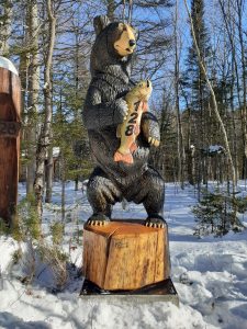 Ours-7-pieds-civique-avec-truite